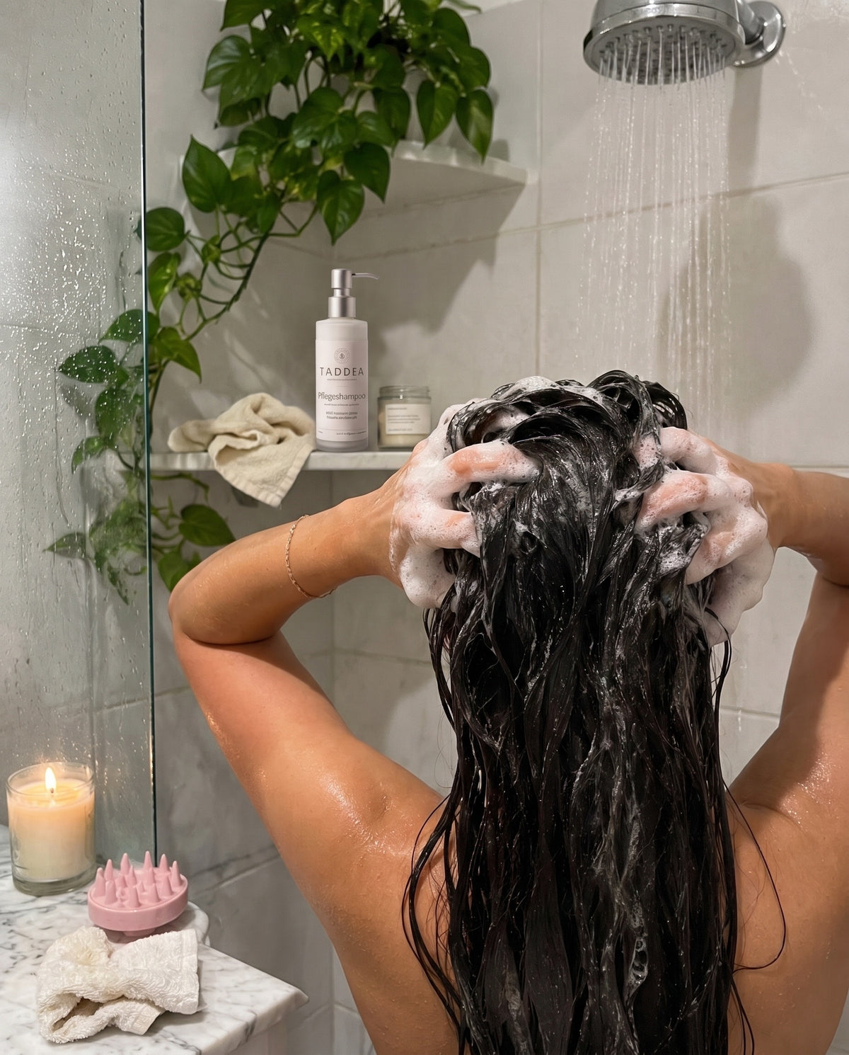 Haarwäsche mit Pflegeshampoo